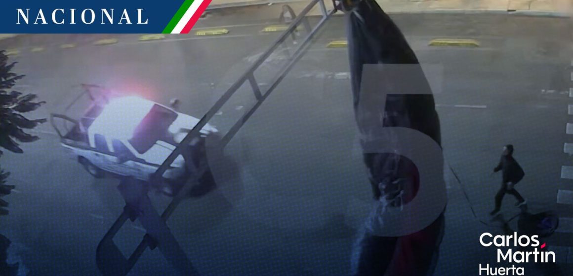 Paracaidista CDMX Paracaidista desciende en calles de CDMX y queda atorado en semáforo