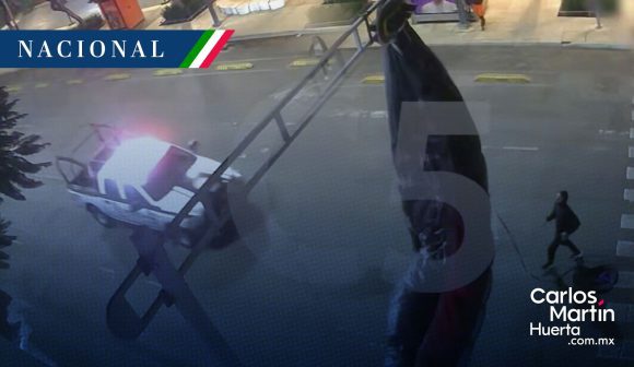 Paracaidista desciende en calles de CDMX y queda atorado en semáforo