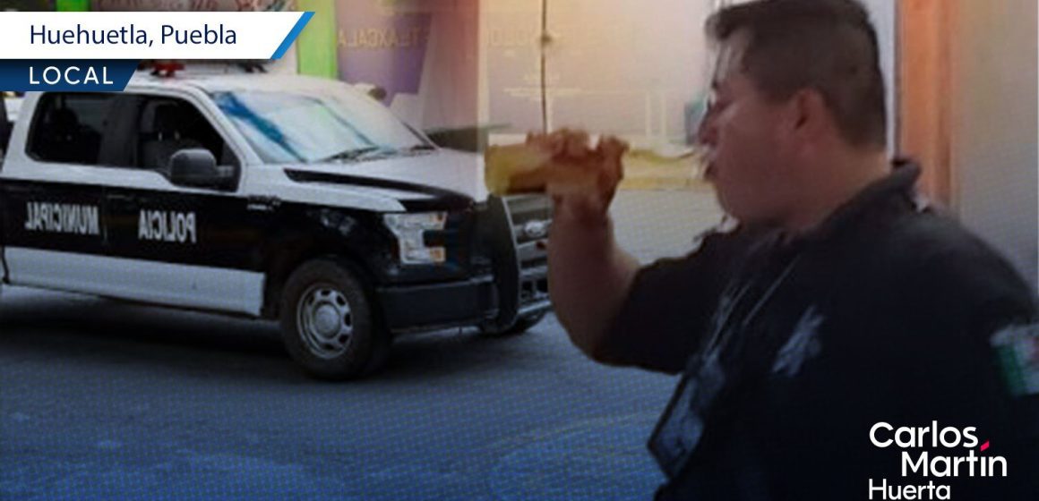 Captan a policía municipal de Huehuetla tomando cerveza durante su turno