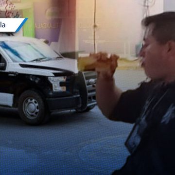Captan a policía municipal de Huehuetla tomando cerveza durante su turno