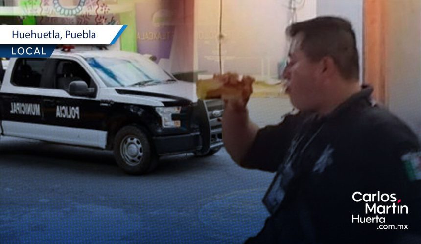 Captan a policía municipal de Huehuetla tomando cerveza durante su turno