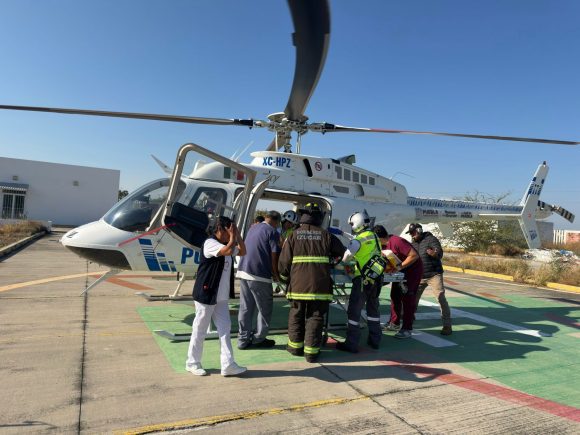 Gobierno de Puebla realiza traslado aéreo de joven accidentado en Izúcar para atención especializada