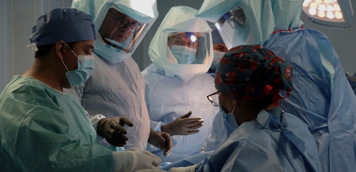Salud_1712_1_(2) ISSSTEP realiza primera cirugía de rodilla asistida con inteligencia artificial en Puebla