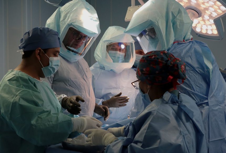 ISSSTEP realiza primera cirugía de rodilla asistida con inteligencia artificial en Puebla