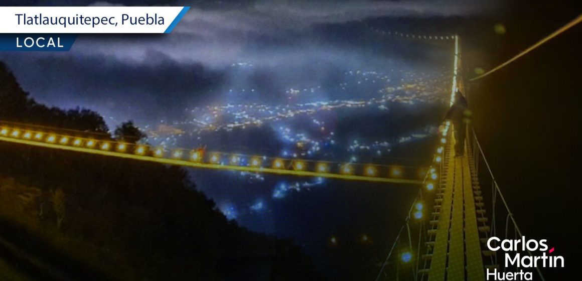 Tlatlauquitepec invita a su puente colgante iluminado