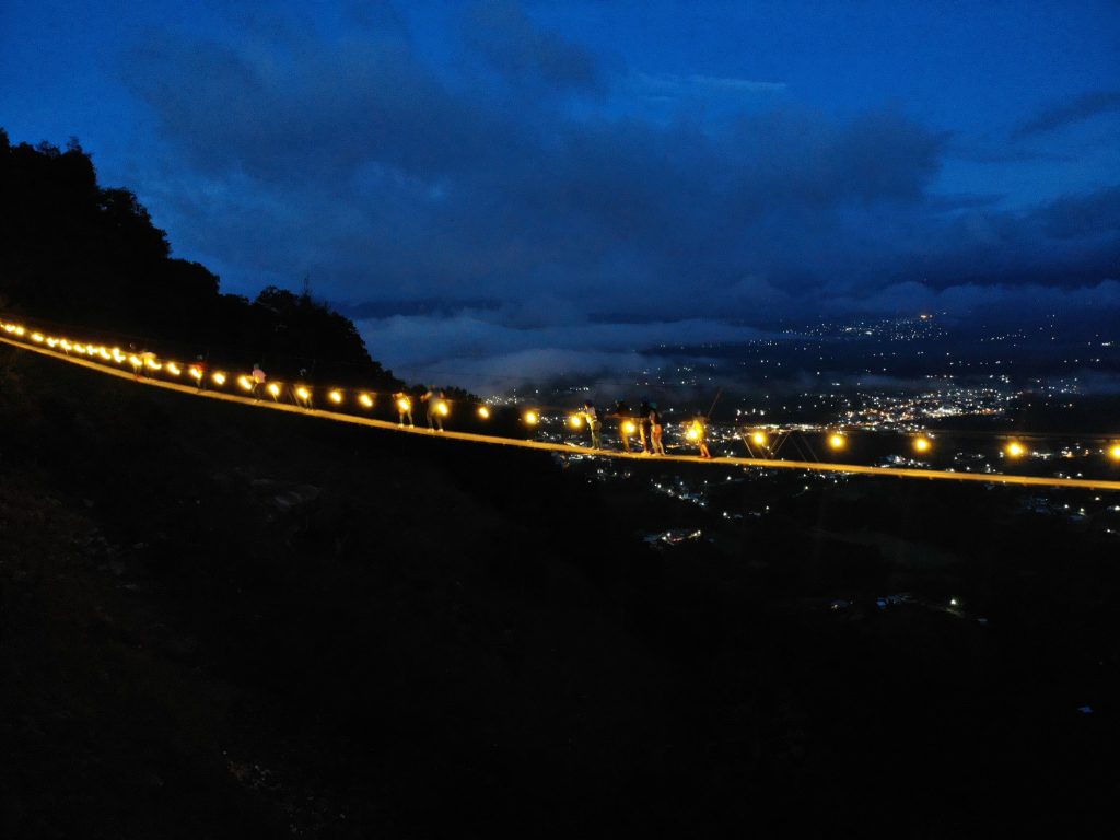 Tlatlauquitepec invita a su puente colgante iluminado