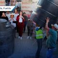 Tonantzin Fernández entrega contenedores de agua en San Pedro Cholula