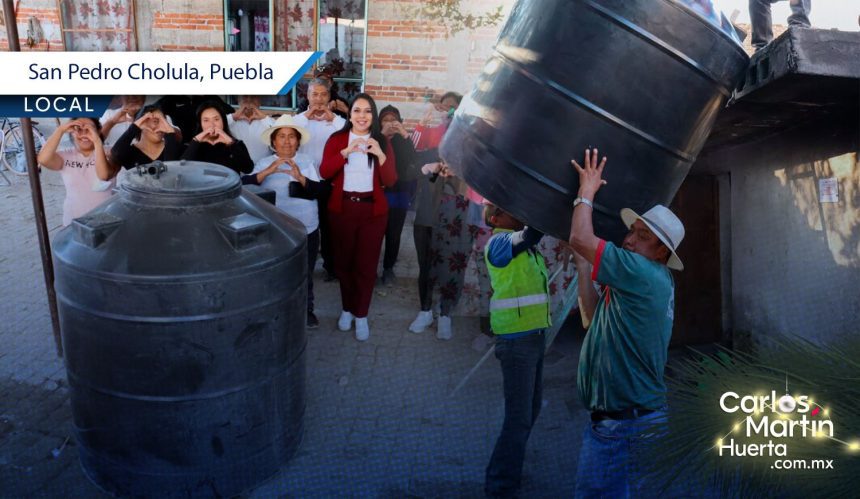 Tonantzin Fernández entrega contenedores de agua en San Pedro Cholula