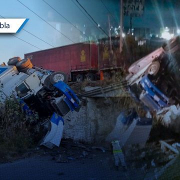 Portada Tráiler termina suspendido en puente de Coronango; chofer se habría dormido CMH Tráiler termina suspendido en puente de Coronango; chofer se habría dormido