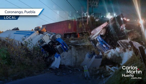 Tráiler termina suspendido en puente de Coronango; chofer se habría dormido