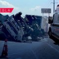 Tráiler termina volcado y genera caos en la autopista México-Puebla