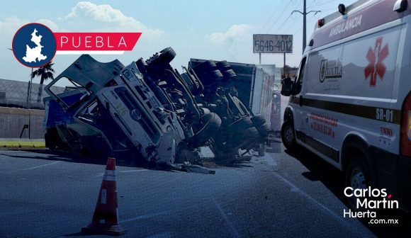 Tráiler termina volcado y genera caos en la autopista México-Puebla