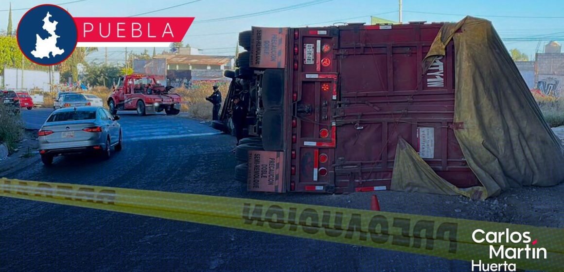 Tráiler vuelca y riega toneladas de salvado en retorno de puente de San Felipe