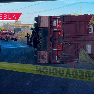 Portada Tráiler vuelca y riega toneladas de salvado en retorno de puente de San Felipe CMH Tráiler vuelca y riega toneladas de salvado en retorno de puente de San Felipe