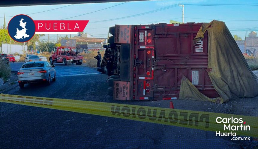 Tráiler vuelca y riega toneladas de salvado en retorno de puente de San Felipe