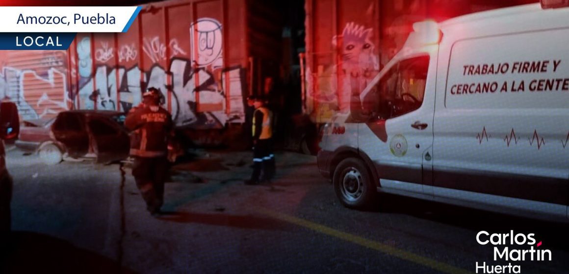 Tren se lleva Tsuru que intentaba ganarle el paso en Amozoc; hay 4 heridos, uno de gravedad