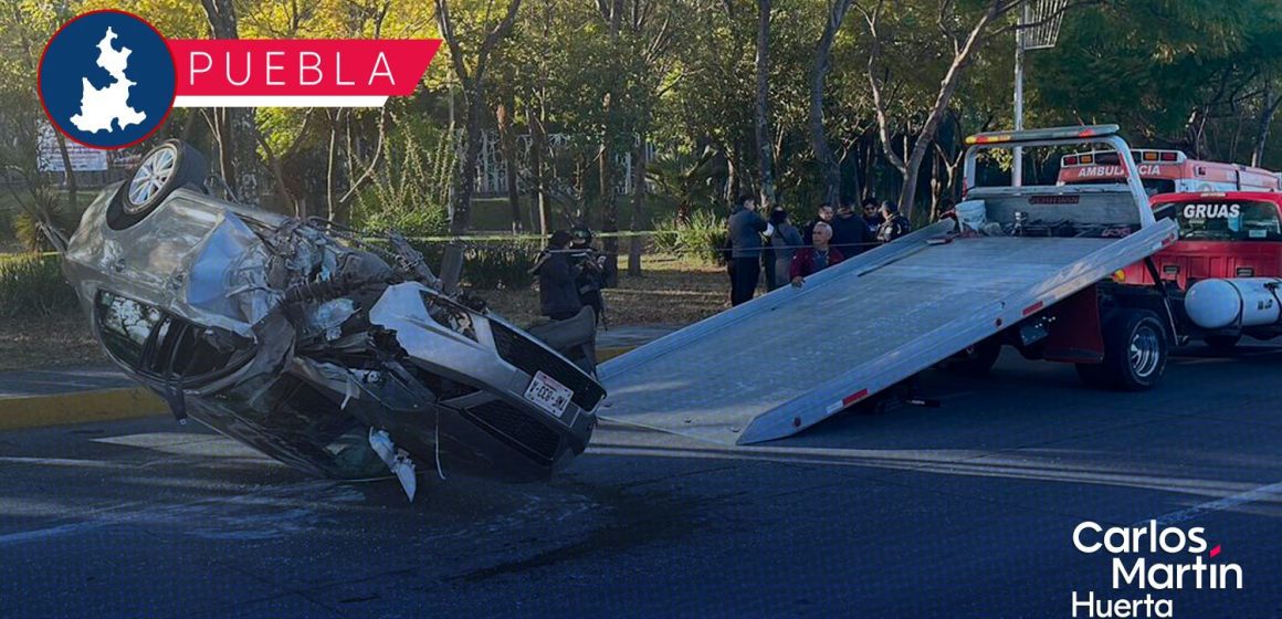 Aparatosa volcadura en Calzada Zaragoza deja dos lesionados