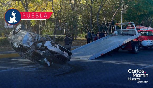 Aparatosa volcadura en Calzada Zaragoza deja dos lesionados