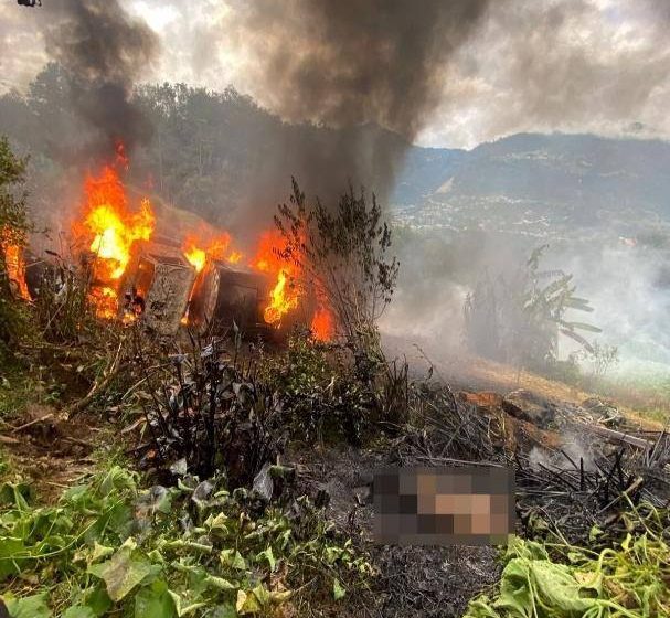 Volcadura de pipa con chapopote en Chamula deja un muerto y un herido