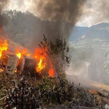 Volcadura de pipa con chapopote en Chamula deja un muerto y un herido