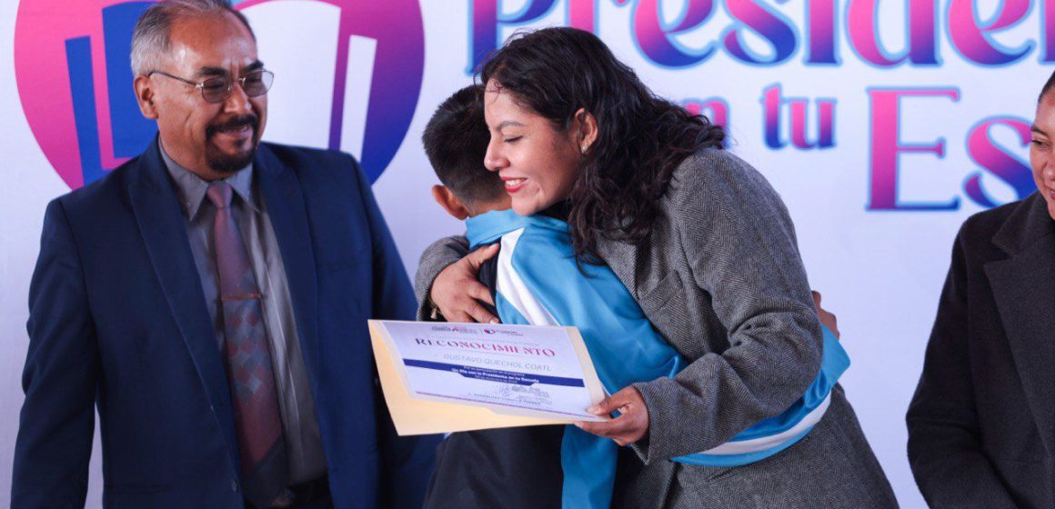 Impulsa Lupita Cuautle a estudiantes sobresalientes en la décima edición del programa escolar