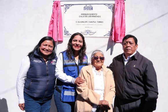 Entrega Lupita Cuautle adoquinamiento en San Bernardino Tlaxcalancingo