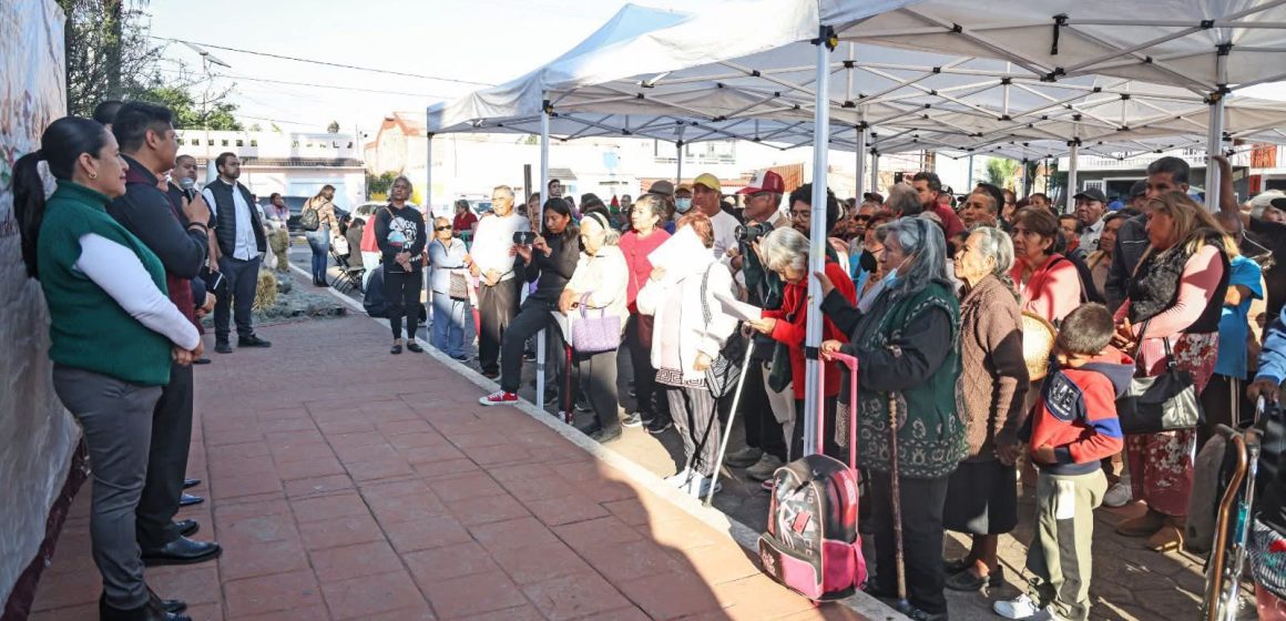 Concluyen Omar Muñoz y Tere Alfaro entrega de chamarras a adultos mayores en Cuautlancingo