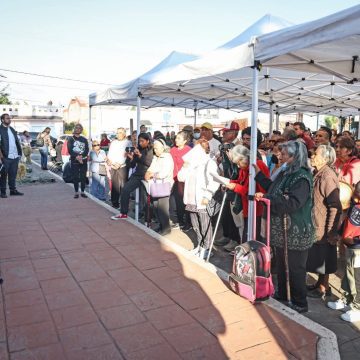 Concluyen Omar Muñoz y Tere Alfaro entrega de chamarras a adultos mayores en Cuautlancingo