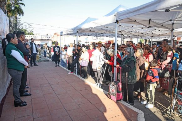 Concluyen Omar Muñoz y Tere Alfaro entrega de chamarras a adultos mayores en Cuautlancingo