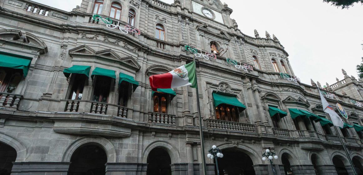 adornos-patrios-679141 Puebla obtiene primer lugar estatal en la Guía Consultiva de Desempeño Municipal 2025