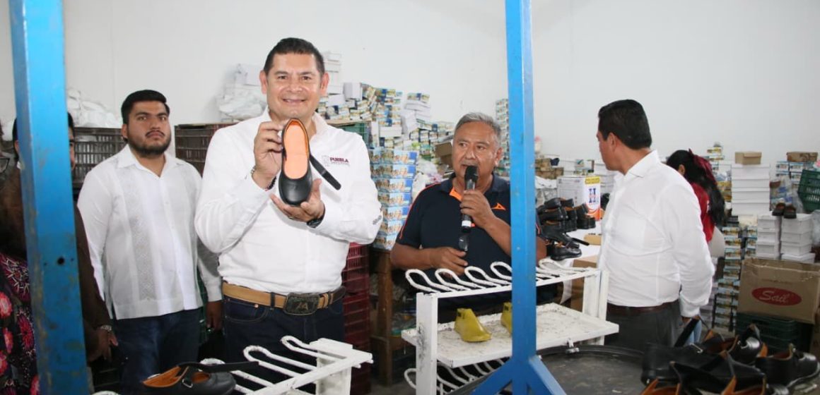 clases 2 Uniformes escolares gratuitos Puebla: Armenta apoya economía familiar con 979,252 paquetes