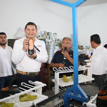 clases 2 Uniformes escolares gratuitos Puebla: Armenta apoya economía familiar con 979,252 paquetes