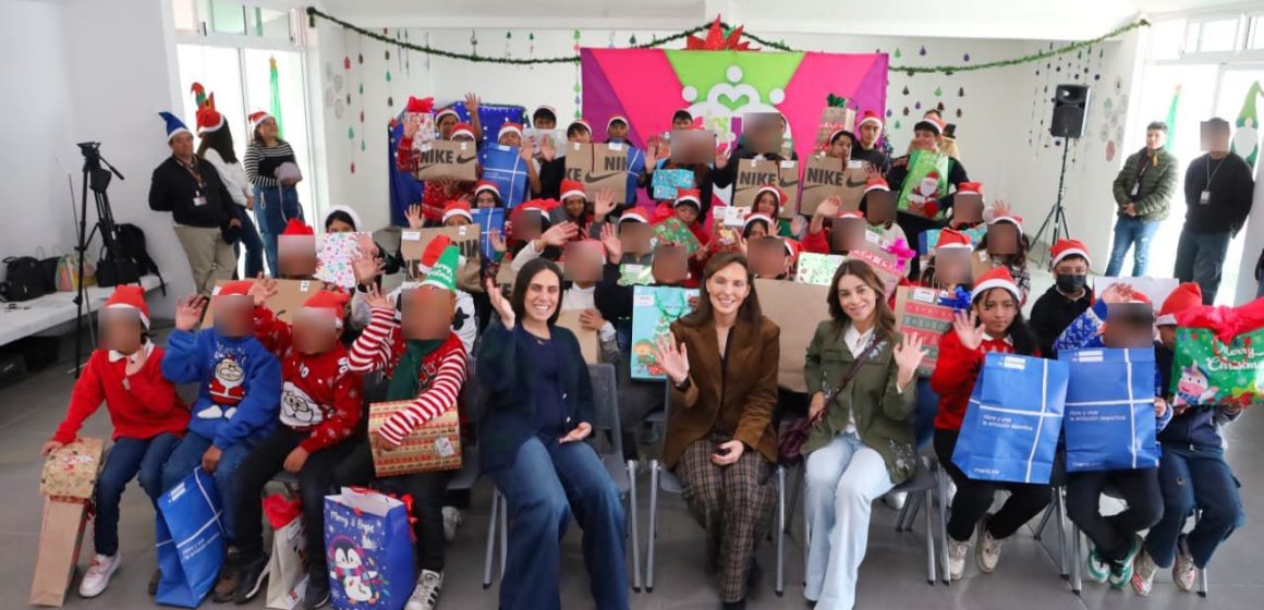 Entrega DIF Puebla Capital regalos a estudiantes del Centro de Día