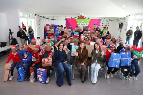 Entrega DIF Puebla Capital regalos a estudiantes del Centro de Día