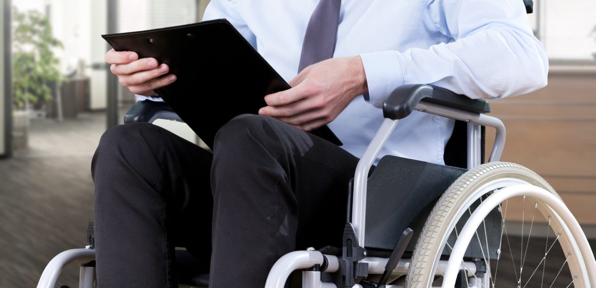 Disabled office worker Urgente avance en derechos y salud de personas con discapacidad