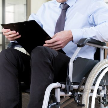 Disabled office worker Urgente avance en derechos y salud de personas con discapacidad