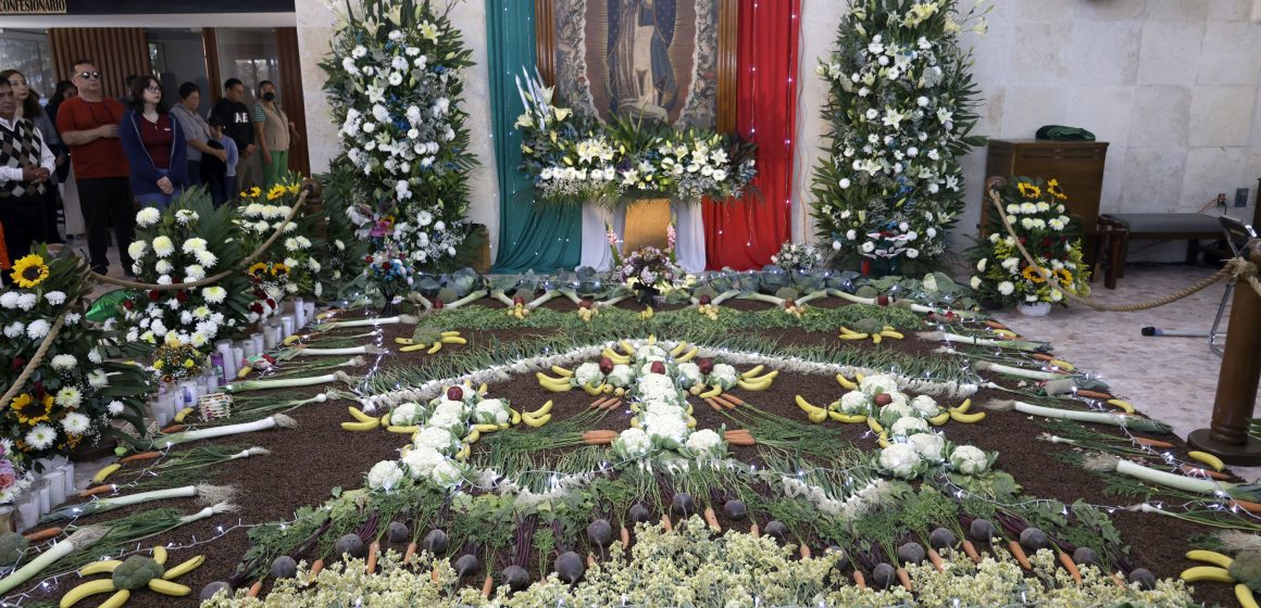 FERIA GUADALUPANA Fieles celebran la tradicional Feria Guadalupana en el Seminario Palafoxiano de Puebla