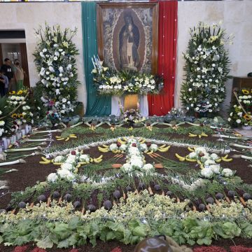 FERIA GUADALUPANA Fieles celebran la tradicional Feria Guadalupana en el Seminario Palafoxiano de Puebla