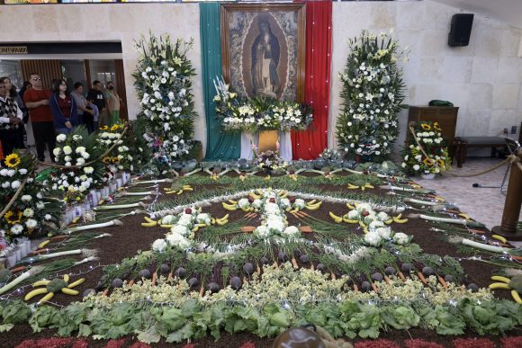 Fieles celebran la tradicional Feria Guadalupana en el Seminario Palafoxiano de Puebla
