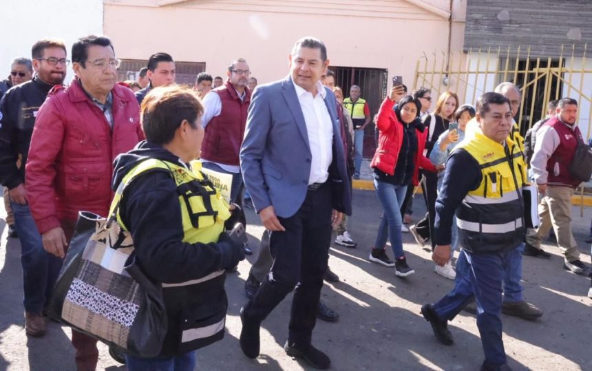 El gobernador Alejandro Armenta supervisa la pavimentación de la calle 12 Oriente con avance del 90%
