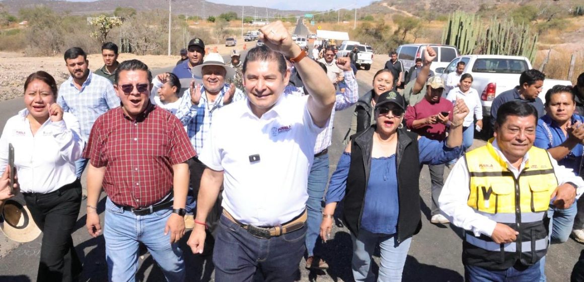 Avanza Gobierno Federal con carretera que conectará a la Mixteca Poblana con Oaxaca y Guerrero