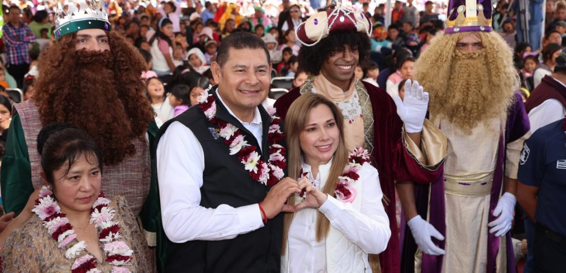 Con alegría y sensibilidad, Gobierno de Puebla entrega miles de juguetes en 27 microrregiones