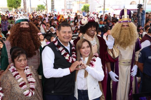 Con alegría y sensibilidad, Gobierno de Puebla entrega miles de juguetes en 27 microrregiones