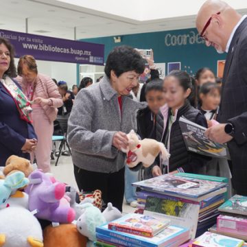 La Rectora de la BUAP participa en la campaña “Regala una sonrisa”