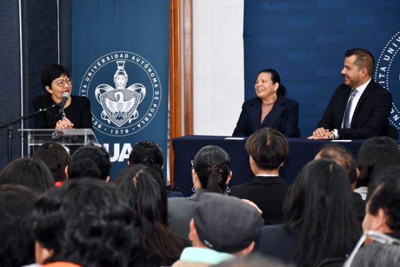 Rectora Lilia Cedillo Ramírez asiste al Primer Informe de Labores en la Preparatoria Lázaro Cárdenas del Río de la BUAP