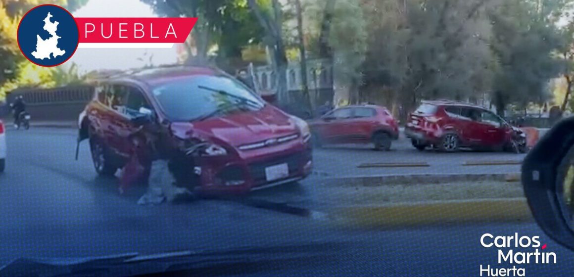 Abuelita choca, intenta huir y se impacta contra otro vehículo y un poste en el bulevar 5 de Mayo