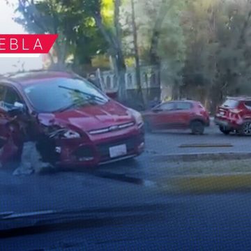 Portada Abuelita choca, intenta huir y se impacta contra otro vehículo y un poste en el bulevar 5 de Mayo CMH Abuelita choca, intenta huir y se impacta contra otro vehículo y un poste en el bulevar 5 de Mayo