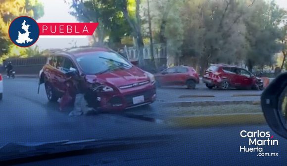 Abuelita choca, intenta huir y se impacta contra otro vehículo y un poste en el bulevar 5 de Mayo