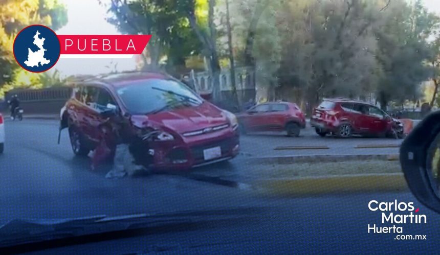 Abuelita choca, intenta huir y se impacta contra otro vehículo y un poste en el bulevar 5 de Mayo