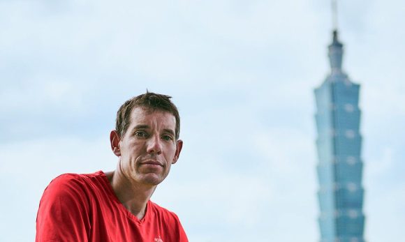 Alex Honnold conquista el Taipei 101 en una escalada libre sin precedentes